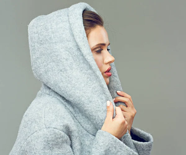 Žena na sobě šedý kabát s velkou kapucí — Stock fotografie