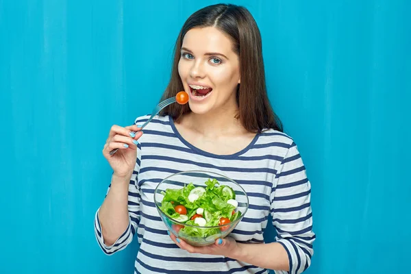 Mujer Joven Sonriente Comiendo Ensalada Verde Alimentos Cuenco Vidrio Concepto —  Fotos de Stock