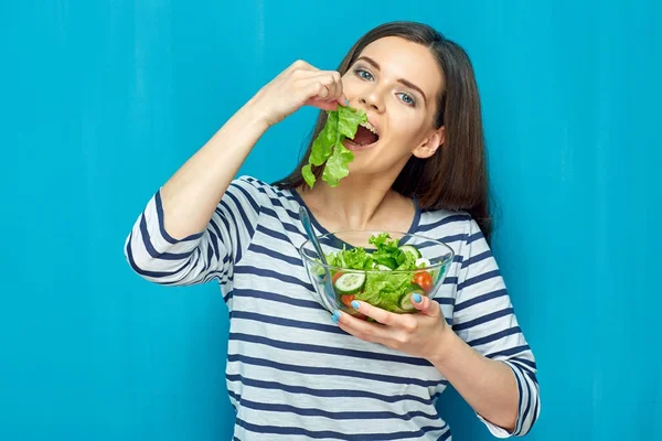 Souriant Jeune Femme Mangeant Des Aliments Salade Verte Bol Verre — Photo