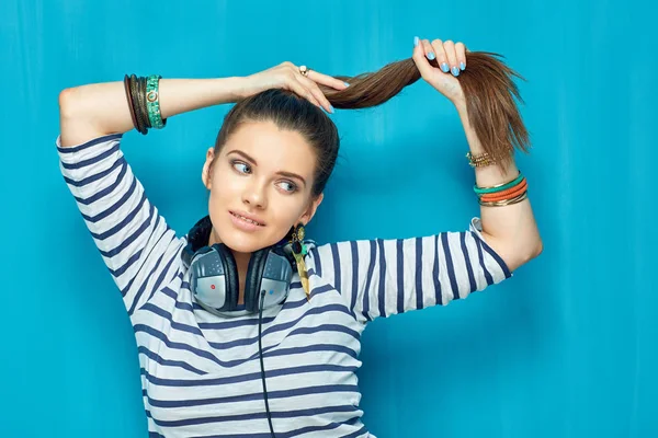 Mooie Vrouw Met Restgas Hairstyle Koptelefoon Nek Tegen Blauwe Muur — Stockfoto