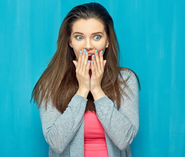 Portret Van Verrassend Mooie Vrouw Staande Blauwe Muur Achtergrond — Stockfoto