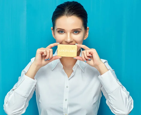 Geschäftsfrau Hält Kreditkarte Lippen Auf Blauem Wandhintergrund — Stockfoto