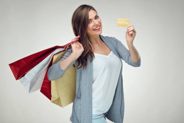 Casual holding alışveriş torbaları ve kredi kartı başarılı alışveriş için mutlu bir kadın giyinmiş 