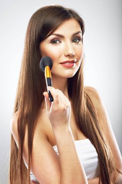 gülümseyen güzel kadın makyaj fırça ile uygulanması 