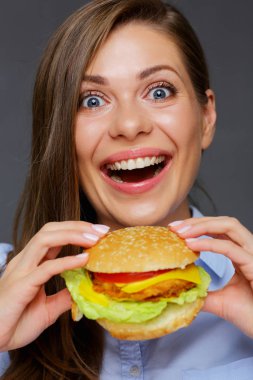 açık ağız büyük hamburger holding ile mutlu kadın 