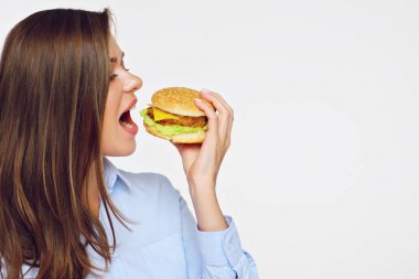 lokanta hamburger yeme genç çekici kadın portresi 
