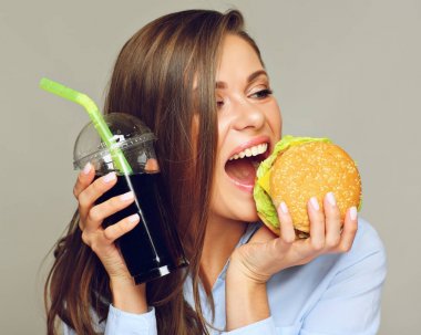 Hamburger yeme ve cola içecek, lokanta kavramı holding iş kadını 