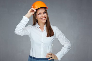 Kadın mühendis Oluşturucu işçi koru kask dokunmadan gülümseyen 