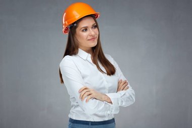 kask ayakta çapraz kolları olan kendine güvenen kadın mimar gülümseyen