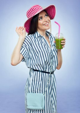 Gülümseyen kadın cam tutan yaz tarzda giyinmiş