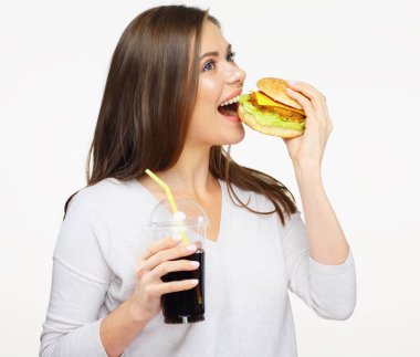 Genç kadın eğlence ile teasty hamburger yemek. 