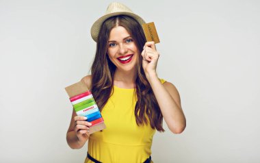 Pasaport ve altın kredi kartı ile mutlu gülümseyen kadın. 