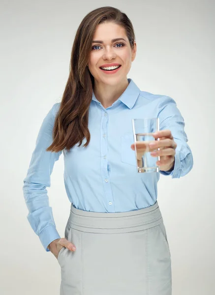 Sonriente Mujer Negocios Camisa Azul Presentando Agua Vidrio Sobre Fondo — Foto de Stock