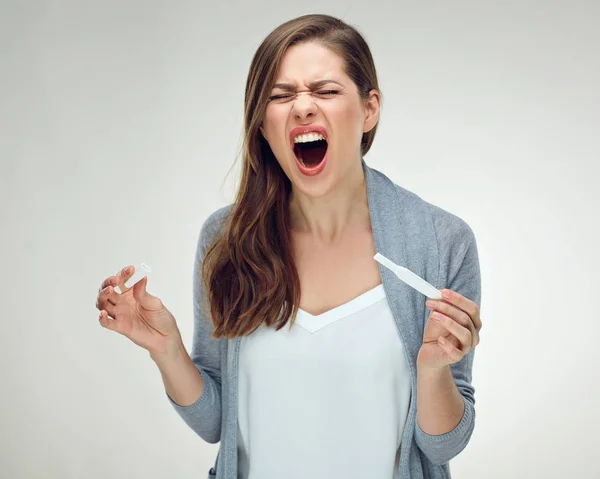 Mulher Gritando Segurando Teste Grávida Contra Fundo Claro — Fotografia de Stock