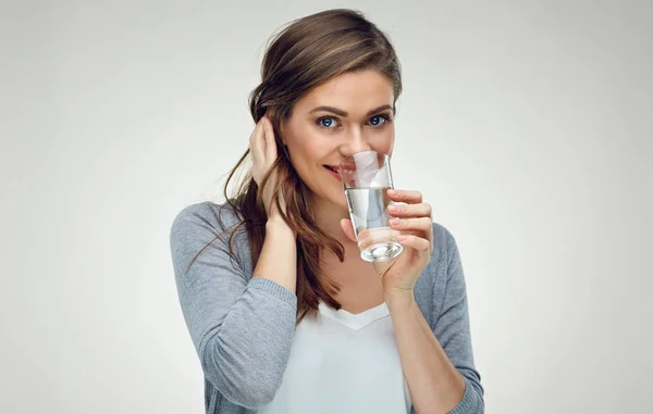 Sonriente Mujer Con Pelo Largo Sosteniendo Vaso Agua Contra Fondo — Foto de Stock