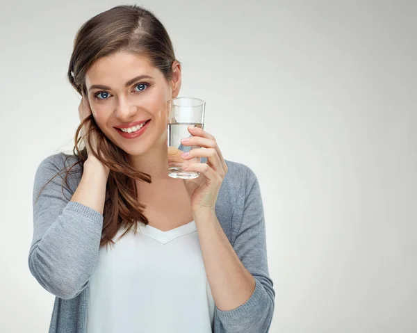 Sonriente Mujer Con Pelo Largo Sosteniendo Vaso Agua Contra Fondo — Foto de Stock