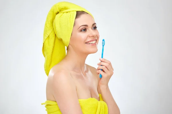 Uśmiechnięta Kobieta Ręcznikiem Głowie Gospodarstwa Toothy Pędzla — Zdjęcie stockowe