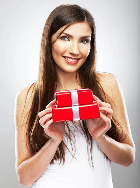 Ευτυχισμένη Γυναίκα Κρατώντας Κόκκινη Συσκευασία Δώρου Ύφος Των Χριστουγέννων Παρόν — Φωτογραφία Αρχείου