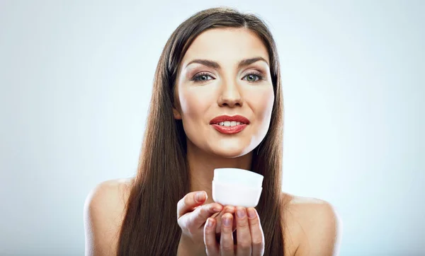 Donna Sorridente Con Crema Cura Della Pelle Bellezza Vaso Vetro — Foto Stock