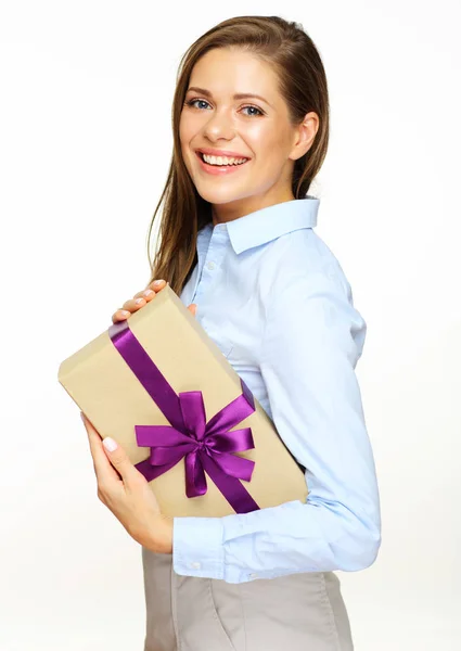 Mulher Feliz Segurando Caixa Presente Papel Com Fita Violeta — Fotografia de Stock