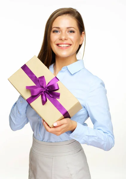 Unga Leende Affärskvinna Holding Presentbox Vit Tillbaka Isolerade — Stockfoto