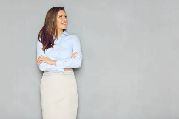 Retrato Empresaria Confiada Con Brazos Cruzados Pie Contra Pared —  Fotos de Stock