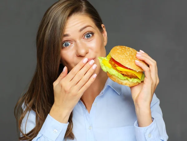Lächelnde Frau Hält Burger Und Bedeckt Mund Mit Hand — Stockfoto