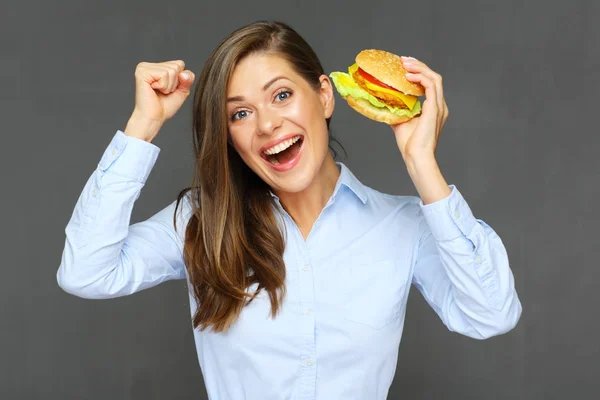 Ευτυχισμένη Γυναίκα Κρατά Burger Σήκωσε Χέρι Ψηλά — Φωτογραφία Αρχείου