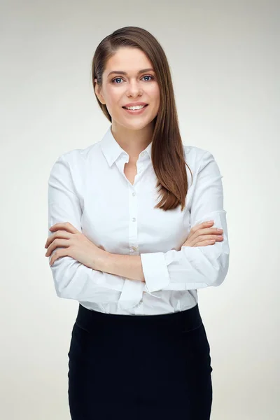 Portrét Usměvavá Podnikatelka Dlouhými Vlasy Sobě Bílou Košili Stojící Překřížením — Stock fotografie