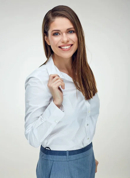 Glimlachende Zakenvrouw Met Lang Haar Dragen Witte Shirt Poseren Camera — Stockfoto