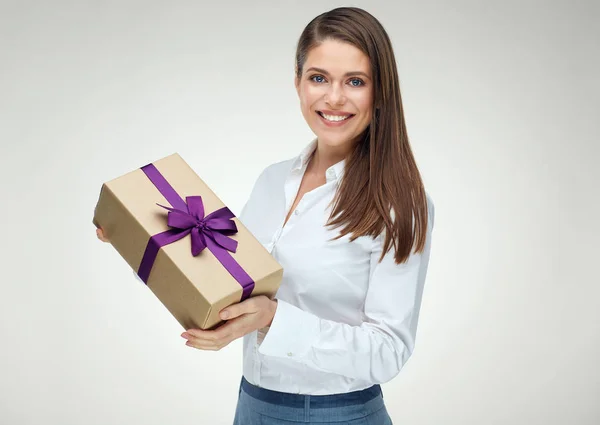 Mujer Negocios Sonriente Sosteniendo Caja Regalo Papel Con Cinta Púrpura — Foto de Stock