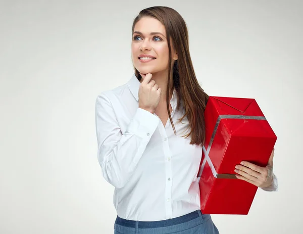 Leende Kvinna Vit Skjorta Innehar Stor Röd Presentbox — Stockfoto