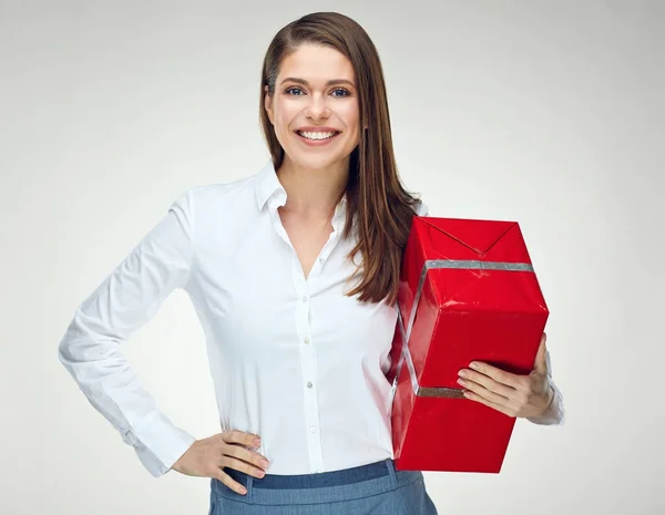 Χαμογελαστή Γυναίκα Στο Λευκό Πουκάμισο Που Κατέχουν Μεγάλο Κόκκινο Δώρο — Φωτογραφία Αρχείου