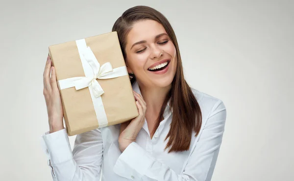 Glimlachende Zakenvrouw Met Gesloten Ogen Houden Geschenkdoos — Stockfoto