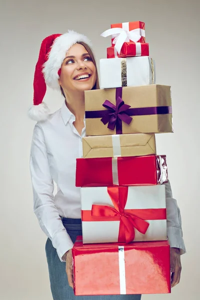 Gelukkig Zakenvrouw Dragen Kerstmuts Bedrijf Heap Van Kerstcadeaus — Stockfoto