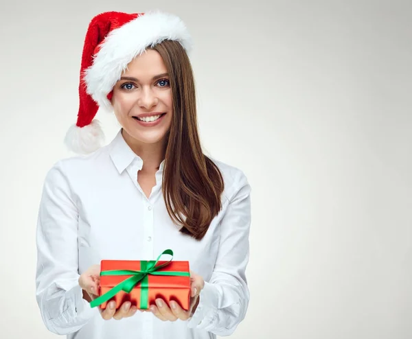 Affärskvinna Santa Hatt Och Hålla Röd Presentbox — Stockfoto