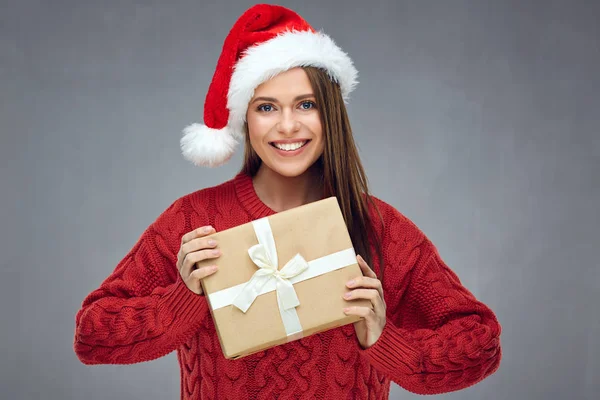 Glückliche Frau mit zahmem Lächeln in rotem Pullover und Weihnachtsmütze — Stockfoto