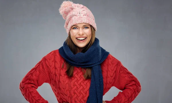 Szép nő visel piros kötött pulóver. — Stock Fotó