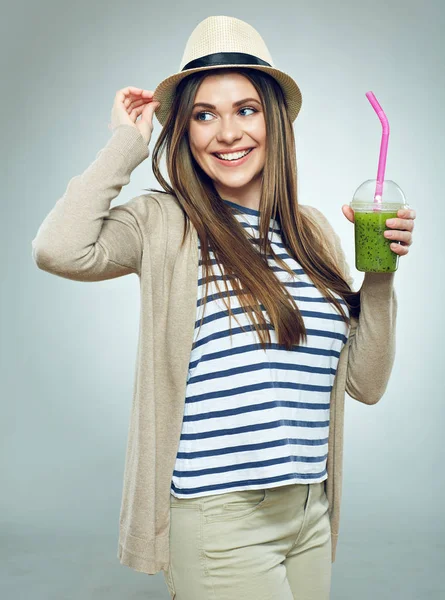 Uśmiechnięta dziewczyna w kapeluszu hipster gospodarstwa szkła z zielonego smothi — Zdjęcie stockowe