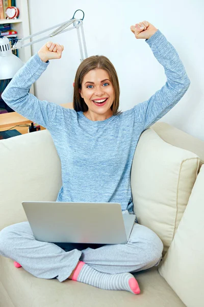 Щаслива жінка на дивані з ноутбуком — стокове фото
