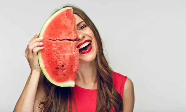 Leuk portret van een jonge vrouw met grote stuk van watermeloen — Stockfoto
