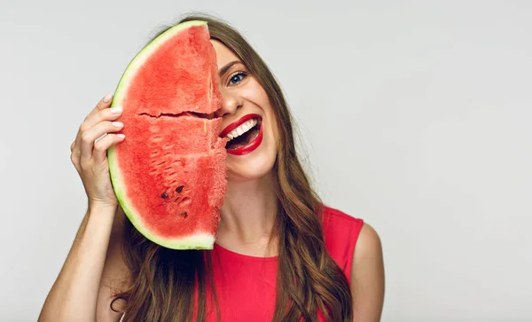 Divertido retrato de mujer joven con gran pedazo de sandía — Foto de Stock