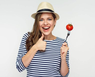 Sebze diyet kavramı dikey, toma tutan genç kadın