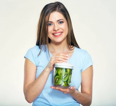 Blender smoothy malzemelerle tutan gülümseyen kadın. 