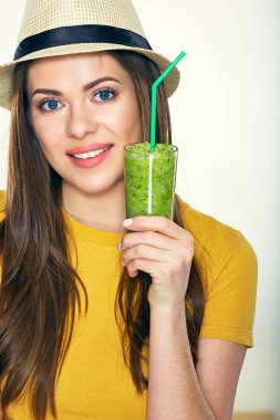 güler yüzlü cam holding şapkası giyen kadın.