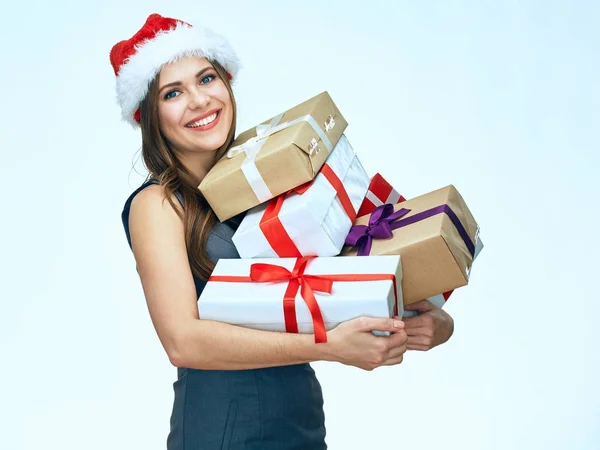 Retrato de Natal estilo de mulher sorridente segurando grande pilha de pr — Fotografia de Stock