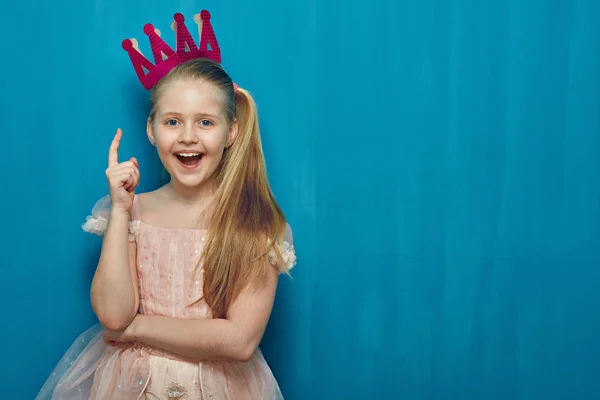 Ragazza intelligente che ha un'idea tenendo il dito alzato. Parete blu — Foto Stock