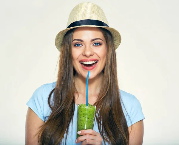 Mulher bonita segurando suco de vidro . — Fotografia de Stock