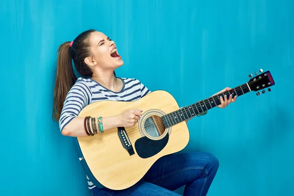 Teen girl play on guitar and emotional sings. — Stock Photo, Image