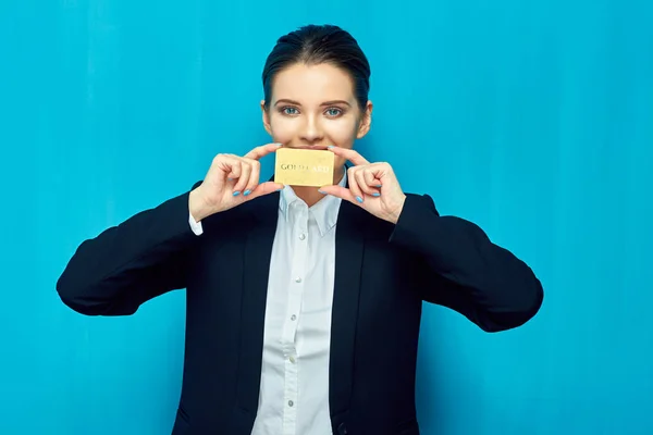 Mujer de negocios hoding tarjeta de crédito contra los labios . —  Fotos de Stock